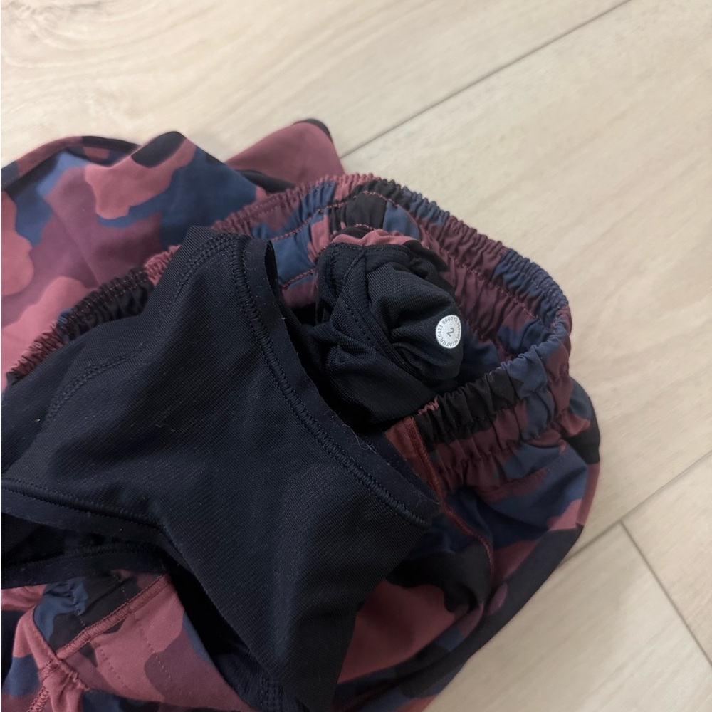Lululemon Hotty Hot Shorts (Low-Rise – Camo) - Picture 3 of 3